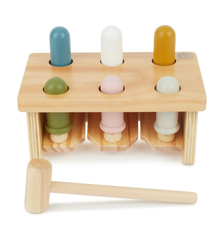 Drvena klupa s čekićem