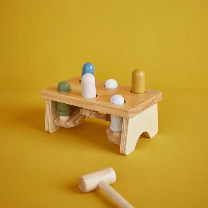 Drvena klupa s čekićem