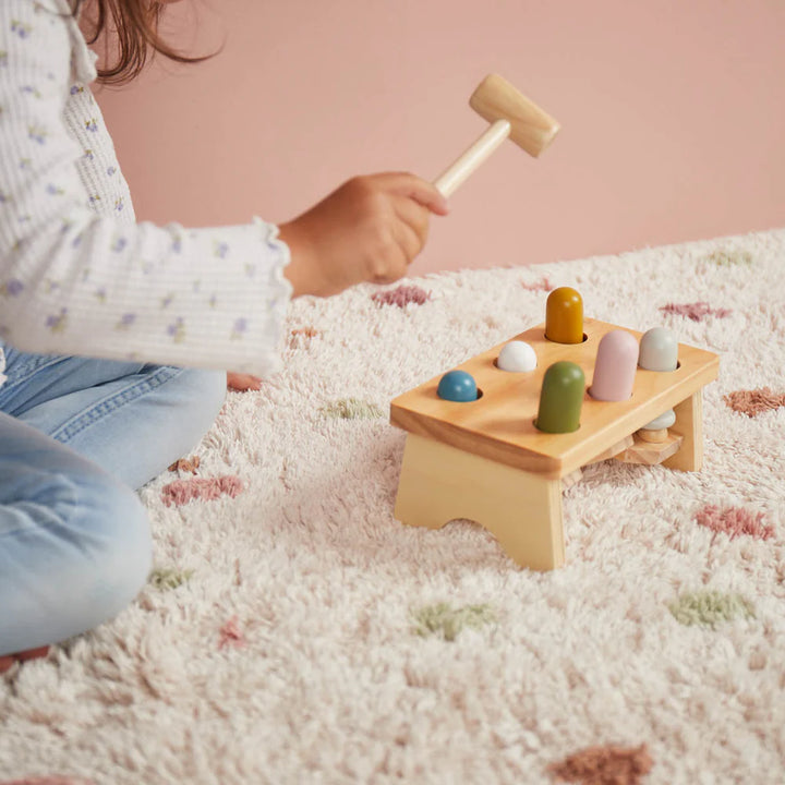 Drvena klupa s čekićem