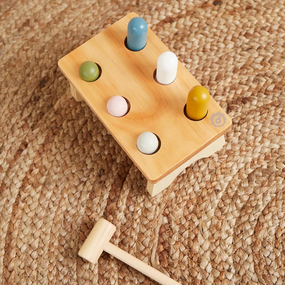 Drvena klupa s čekićem