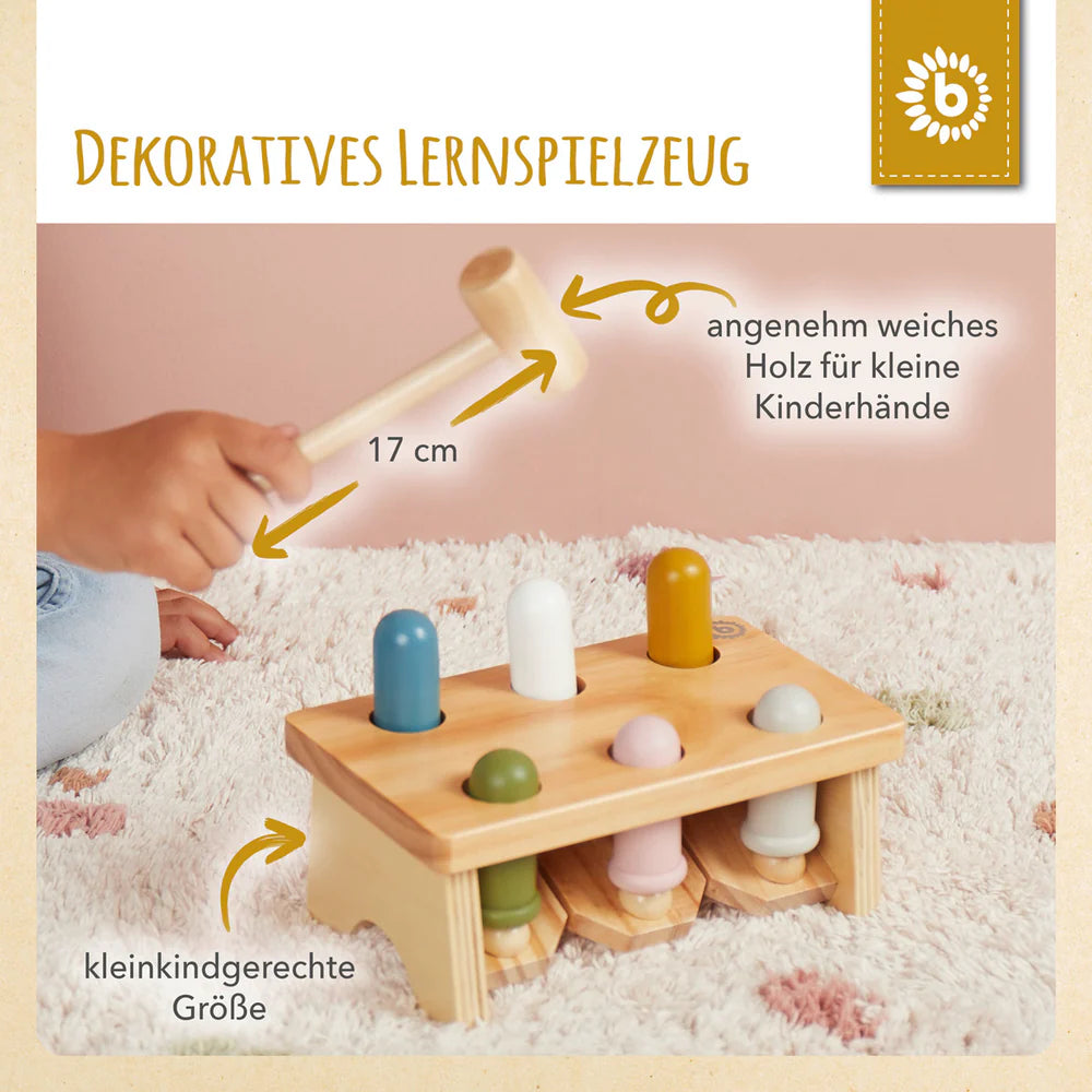 Drvena klupa s čekićem